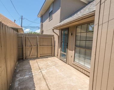 5439 Pershing Avenue - Photo Thumbnail 4