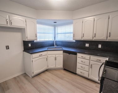 5439 Pershing Avenue - Photo Thumbnail 16