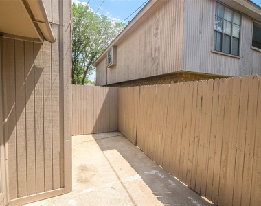 5439 Pershing Avenue - Photo Thumbnail 5