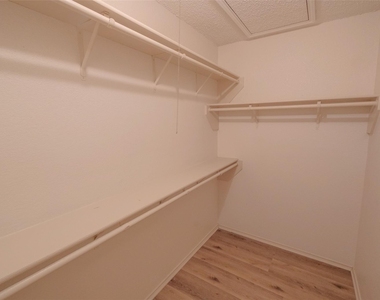 5439 Pershing Avenue - Photo Thumbnail 6