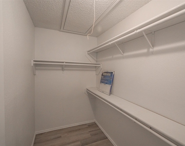 5439 Pershing Avenue - Photo Thumbnail 9