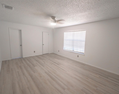 5439 Pershing Avenue - Photo Thumbnail 10