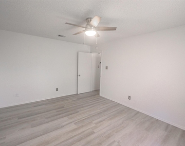 5439 Pershing Avenue - Photo Thumbnail 14