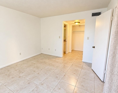 2050 Oleander Boulevard - Photo Thumbnail 3