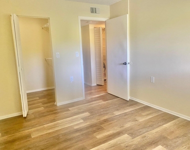 1200 Lake Victoria Drive - Photo Thumbnail 8