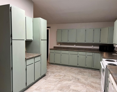 6960 Clifden Drive - Photo Thumbnail 2