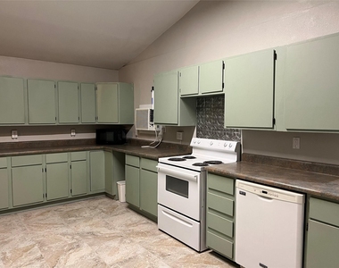 6960 Clifden Drive - Photo Thumbnail 3