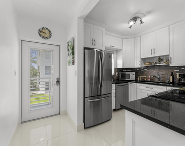 1041 Hillsboro Mile - Photo Thumbnail 1