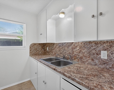 1805 Randolph Drive - Photo Thumbnail 7