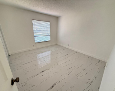 7400 Sw 11th Court - Photo Thumbnail 6