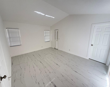 7400 Sw 11th Court - Photo Thumbnail 3