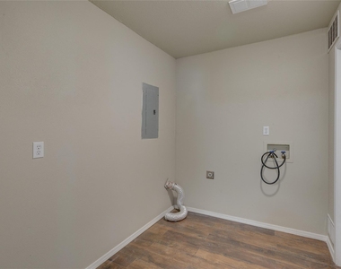 157 Harborr Drive - Photo Thumbnail 15