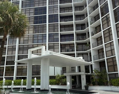 400 Leslie Drive - Photo Thumbnail 2