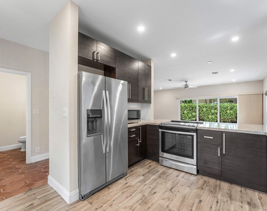 620 Ne 9th Avenue - Photo Thumbnail 1