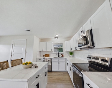 6405 Seco Boulevard - Photo Thumbnail 8