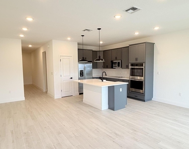 121 Se Birch Terrace - Photo Thumbnail 3