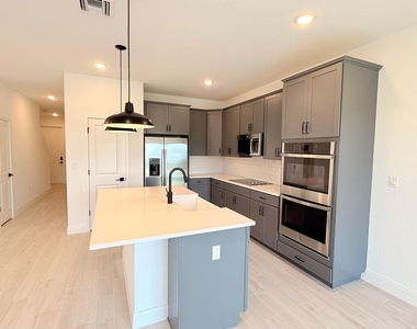 121 Se Birch Terrace - Photo Thumbnail 5