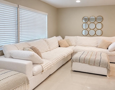 1811 N Hiatus Road - Photo Thumbnail 6
