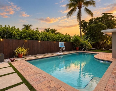 1811 N Hiatus Road - Photo Thumbnail 8