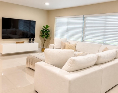 1811 N Hiatus Road - Photo Thumbnail 3