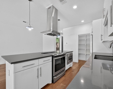4413 Roseland Avenue - Photo Thumbnail 6