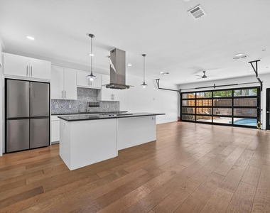 4413 Roseland Avenue - Photo Thumbnail 4