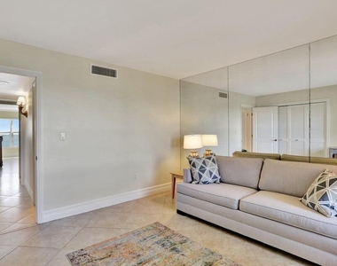 1021 Hillsboro Mile - Photo Thumbnail 30