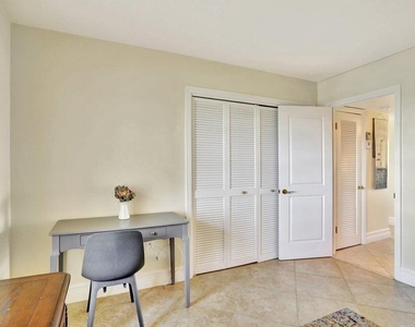 1021 Hillsboro Mile - Photo Thumbnail 31