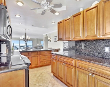 1021 Hillsboro Mile - Photo Thumbnail 6