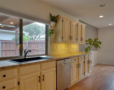 8515 Londonderry Lane - Photo Thumbnail 9