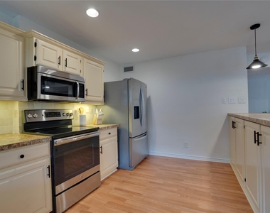 8515 Londonderry Lane - Photo Thumbnail 8