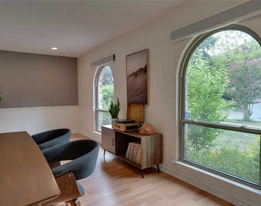 8515 Londonderry Lane - Photo Thumbnail 6