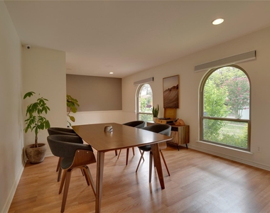 8515 Londonderry Lane - Photo Thumbnail 3
