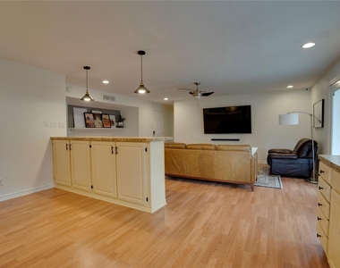 8515 Londonderry Lane - Photo Thumbnail 7