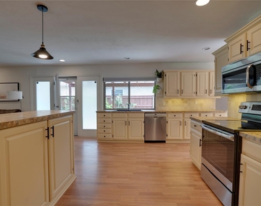 8515 Londonderry Lane - Photo Thumbnail 10