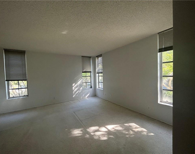 3970 Oaks Clubhouse Drive - Photo Thumbnail 5