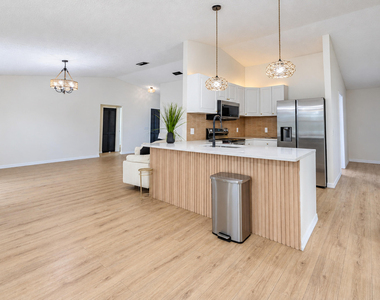 974 Se Brookedge Avenue - Photo Thumbnail 10
