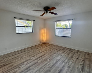 3054 S Oakland Forest Drive - Photo Thumbnail 16