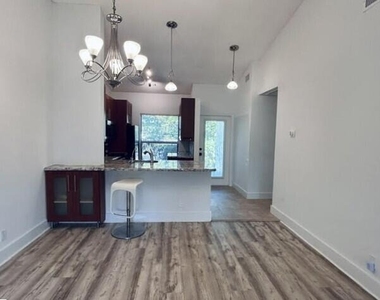 3054 S Oakland Forest Drive - Photo Thumbnail 6