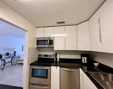 6421 Bay Club Drive - Photo Thumbnail 5
