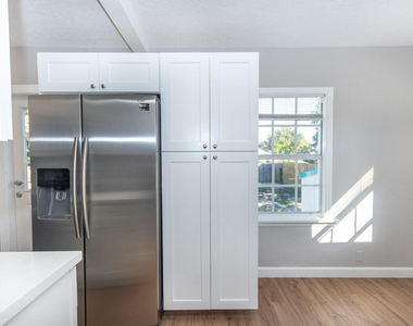 823 Se 3rd Avenue - Photo Thumbnail 3