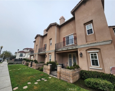 271 S Arroyo Drive - Photo Thumbnail 2