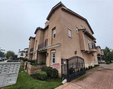 271 S Arroyo Drive - Photo Thumbnail 3