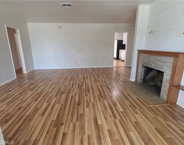 1695 James Pl - Photo Thumbnail 2