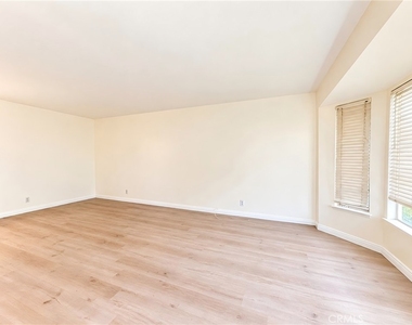 5640 Riverside Dr - Photo Thumbnail 4