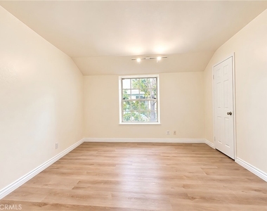 5640 Riverside Dr - Photo Thumbnail 7