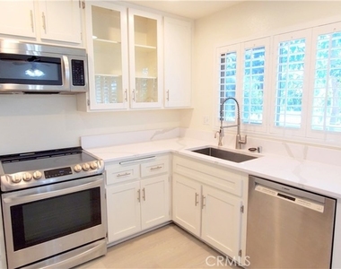 960 E Bonita Avenue - Photo Thumbnail 4