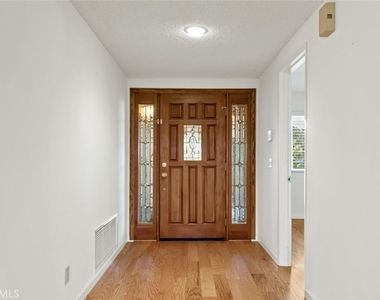 2095 Silver Oak Way - Photo Thumbnail 3