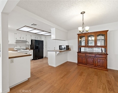 2095 Silver Oak Way - Photo Thumbnail 8