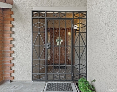 2095 Silver Oak Way - Photo Thumbnail 2